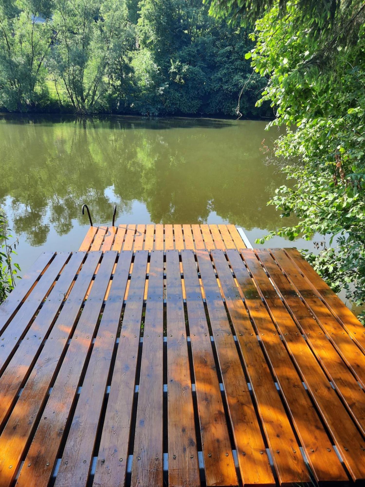 Bungalov Na Brehu Labe S Vlastnim Molem Pardubice Exterior foto